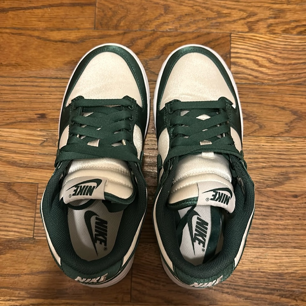 Wmns Dunk Low “Satin Green”